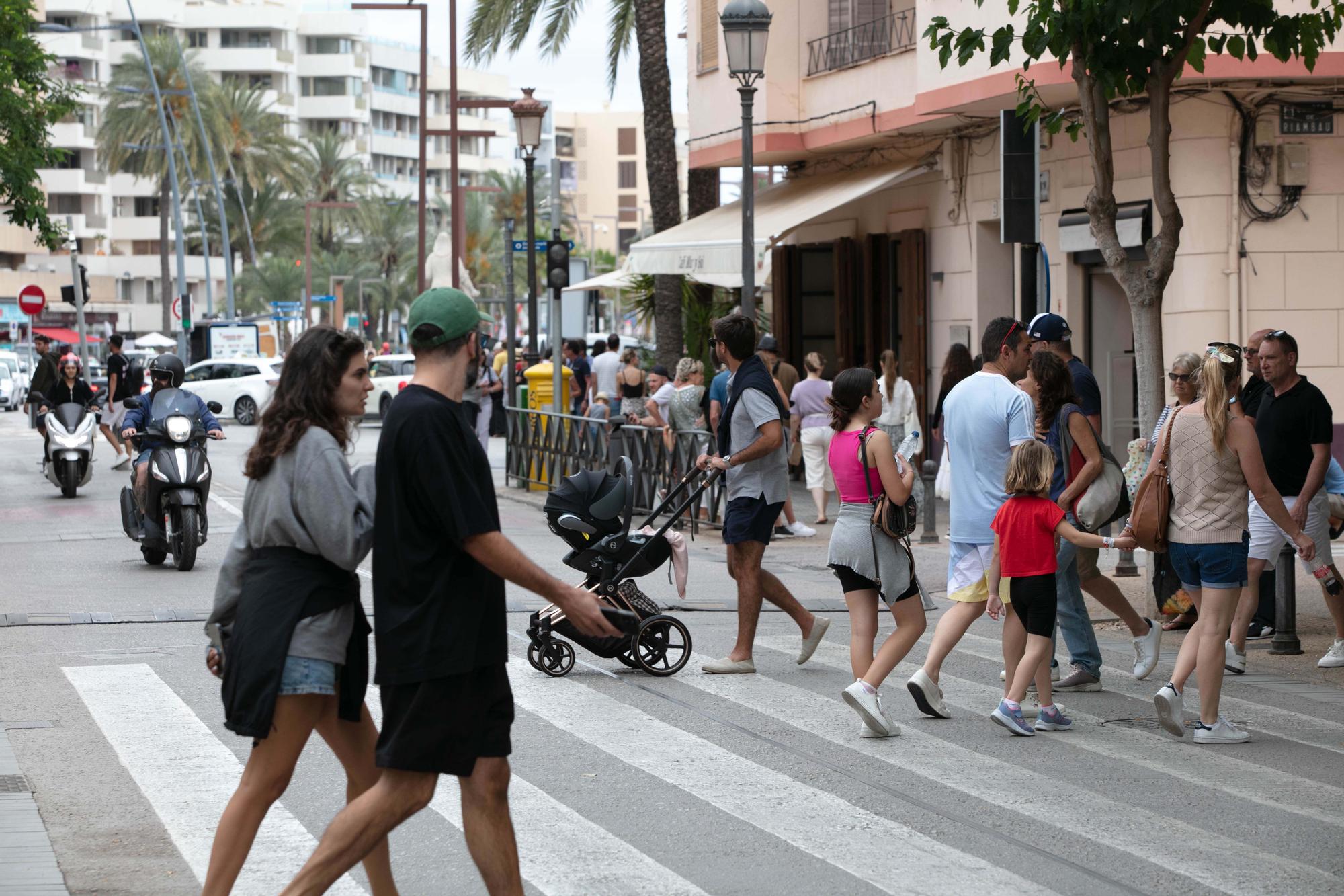 Galería de imágenes de la masificación de turistas en la ciudad de Ibiza a principios de junio