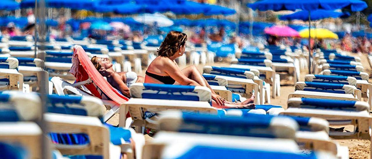 Hamacas en la playa de Levante de Benidorm antes del covid-19.