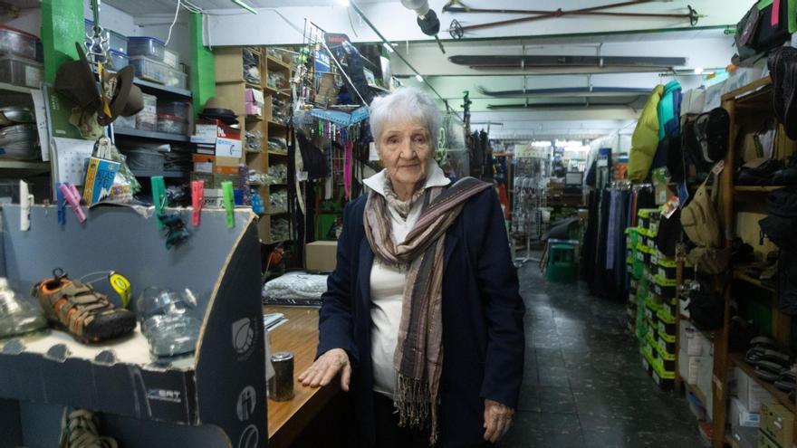 Josefina Sanchiz de Deportes Lara es historia viva del comercio valenciano