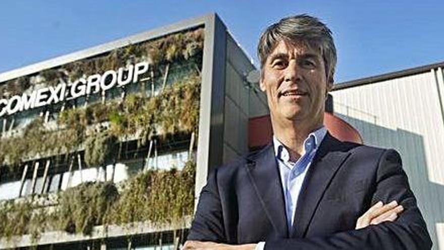 El conseller delegat de Comexi, Diego Hervás, davant la seu de l&#039;empresa a Riudellots de la Selva.