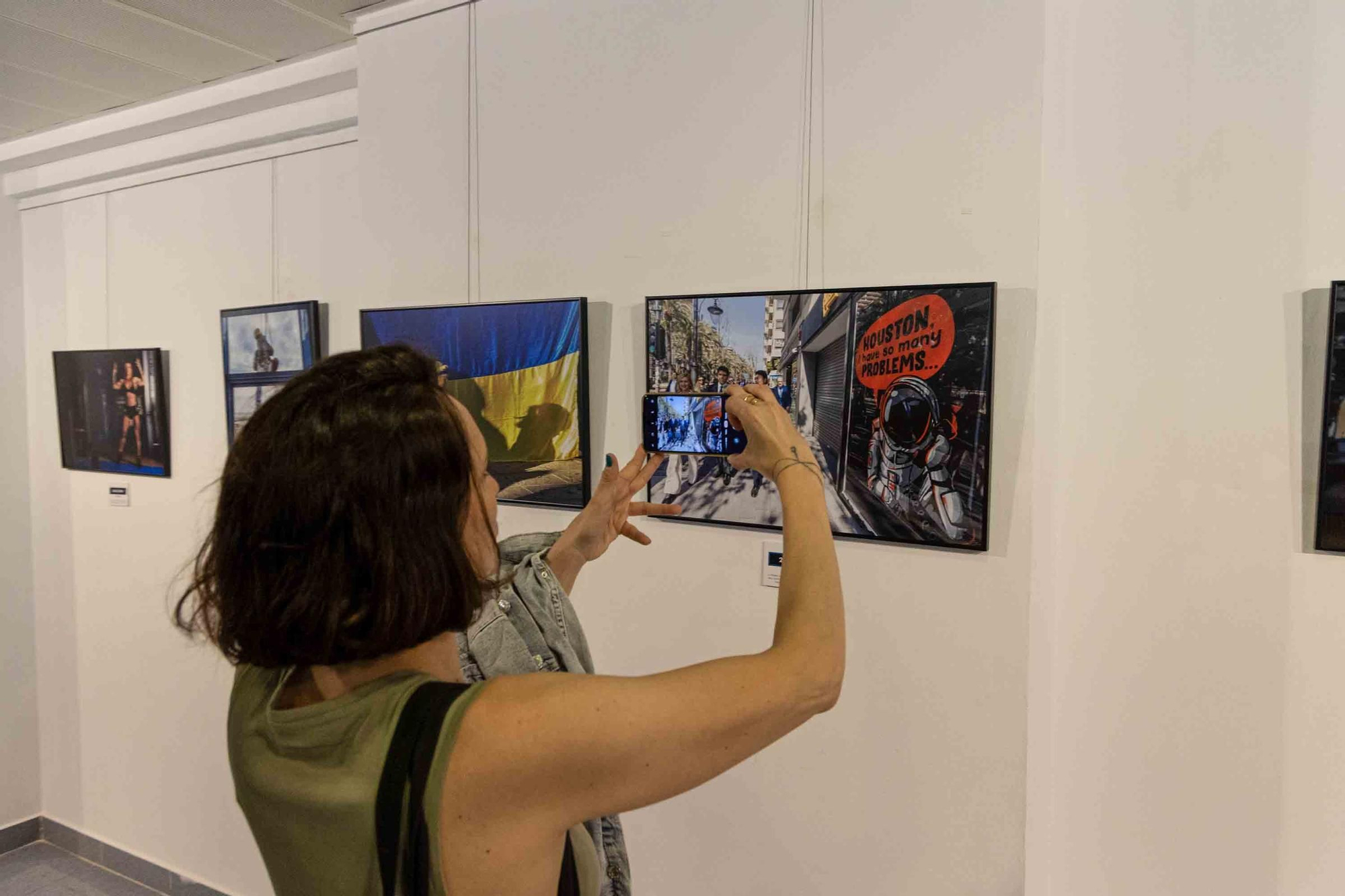 lleno total en la inauguración de INFotoperiodistas 2024,. un año de fotografía de prensa en Alicante