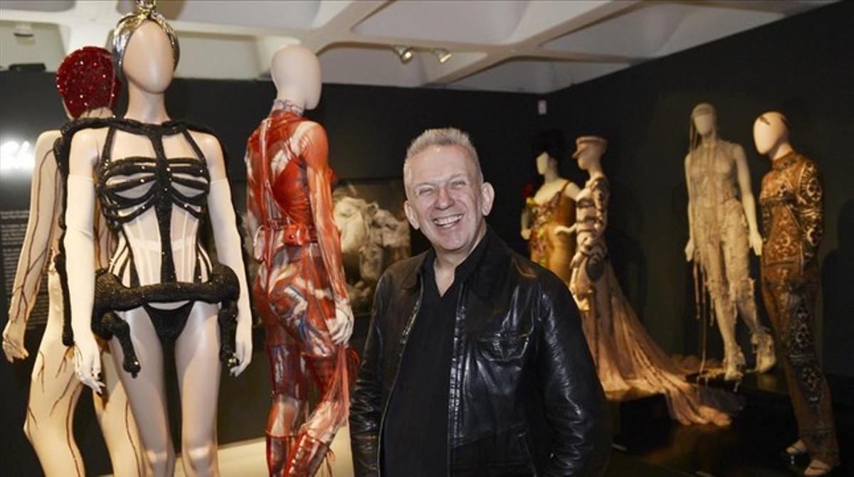 El modista Jean Paul Gaultier posa entre els seus dissenys exposats en el centre cultural Barbican de Londres. El modista Jean Paul Gaultier posa entre els seus dissenys exposats en el centre cultural Barbican de Londres.