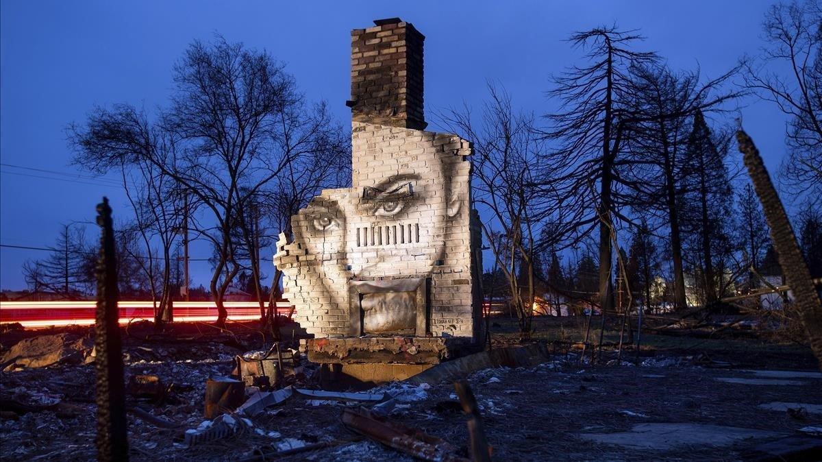 Mural del artista Shane Grammer en la chimenea de una residencia destruida por el devastador incendio Camp Fire en Paradise, California. El incendio forestal casi quemó la ciudad de Paradise completamente hace 100 días. La recuperación apenas está comenzando.