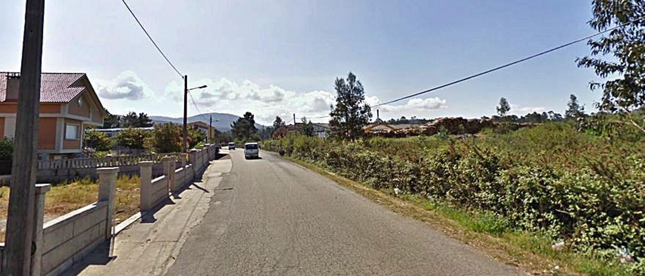 La carretera de acceso en la que se instalarán aceras.