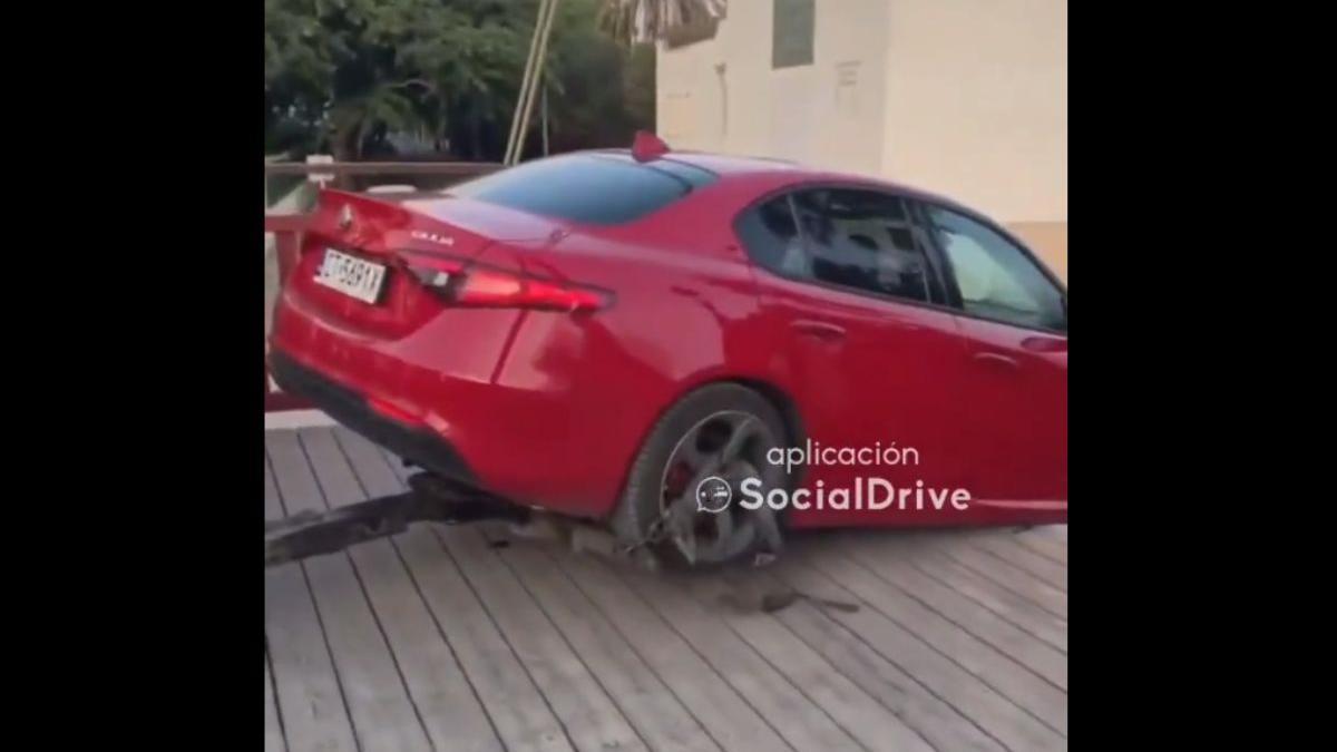 Intenta cruzar un puente de madera con el coche y queda atrapado en las escaleras