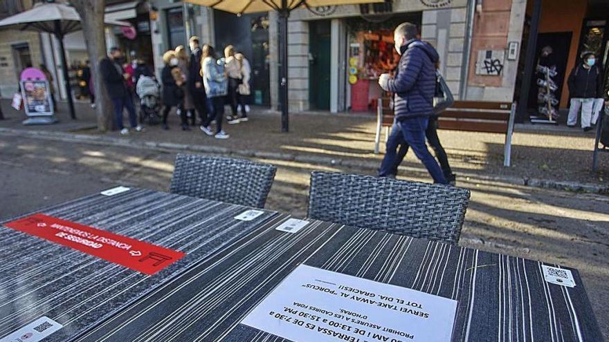 La taula d&#039;un bar de Girona amb instruccions als clients sobre les restriccions, fa uns dies