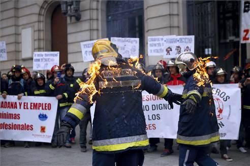 Concentración de bomberos en Zaragoza