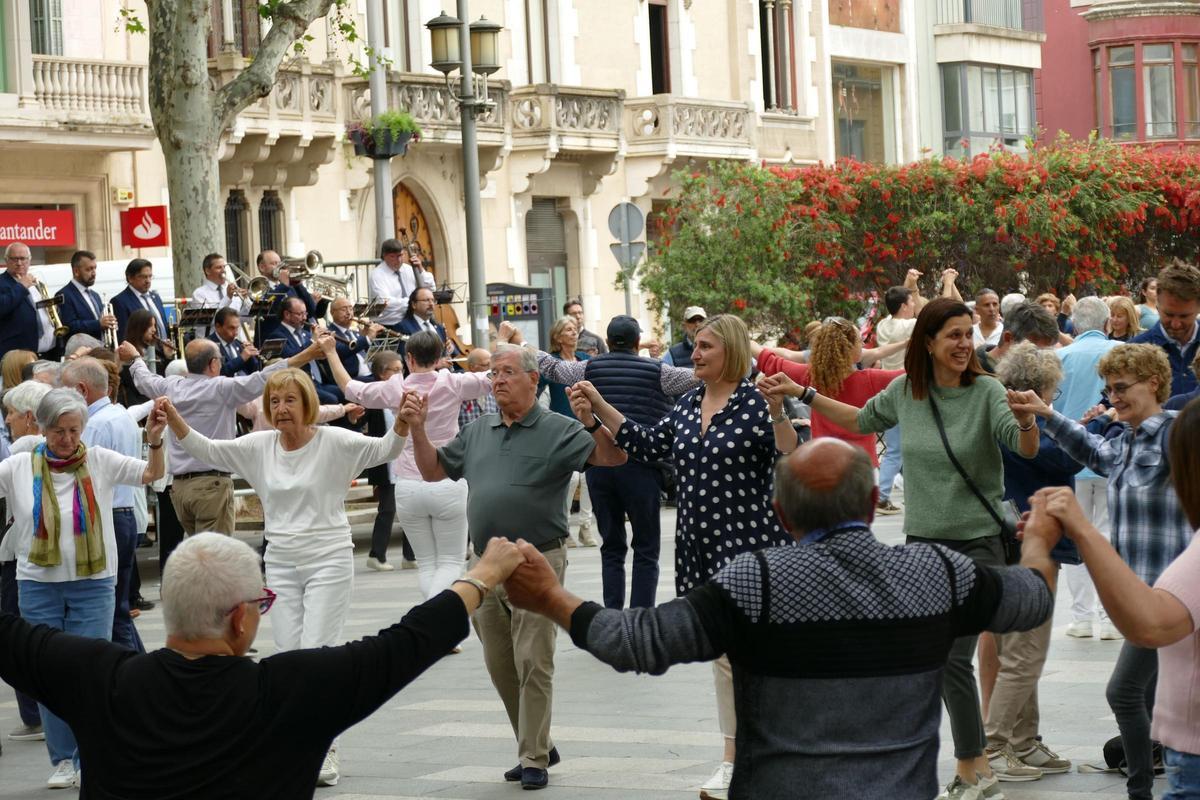 Les sardanes omplen la Rambla de Figueres amb la Cobla Selvatana