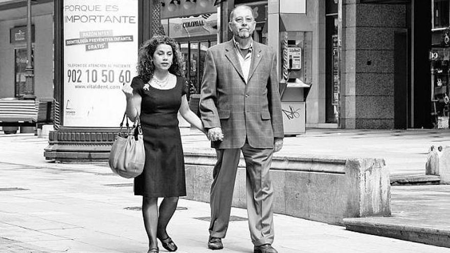 de paseo por oviedo. William Walker y su esposa Mary aprovechan su estancia anual en el Principado para hacer senderismo, comer con los amigos y pasear por las calles de Oviedo. En la imagen superior, el matrimonio camina por la ovetense calle Caveda.