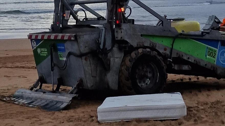 La curiosa imagen en la playa de San Lorenzo: retiran un colchón en pleno arenal