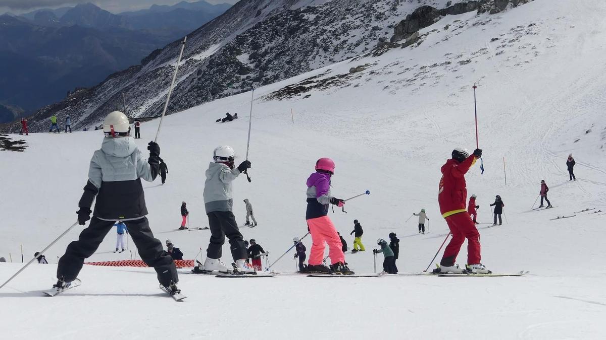 Esquiadores en la estación de San Isidro.