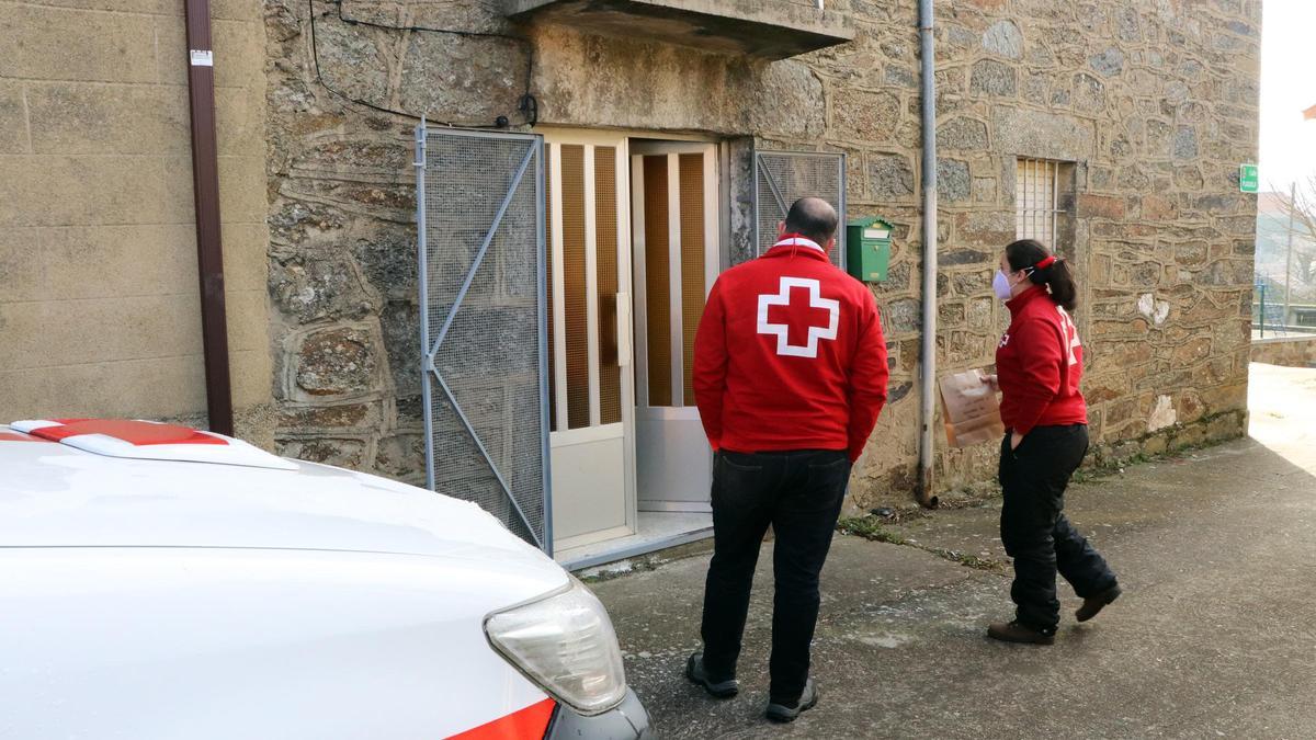 Entrega de medicamentos de Cruz Roja Zamora puerta a puerta.