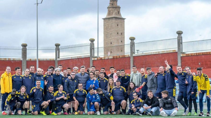 Integrantes del Dépor Genuine y de la plantilla coruñesa, juntos en los campos de A Torre. |  // RCD