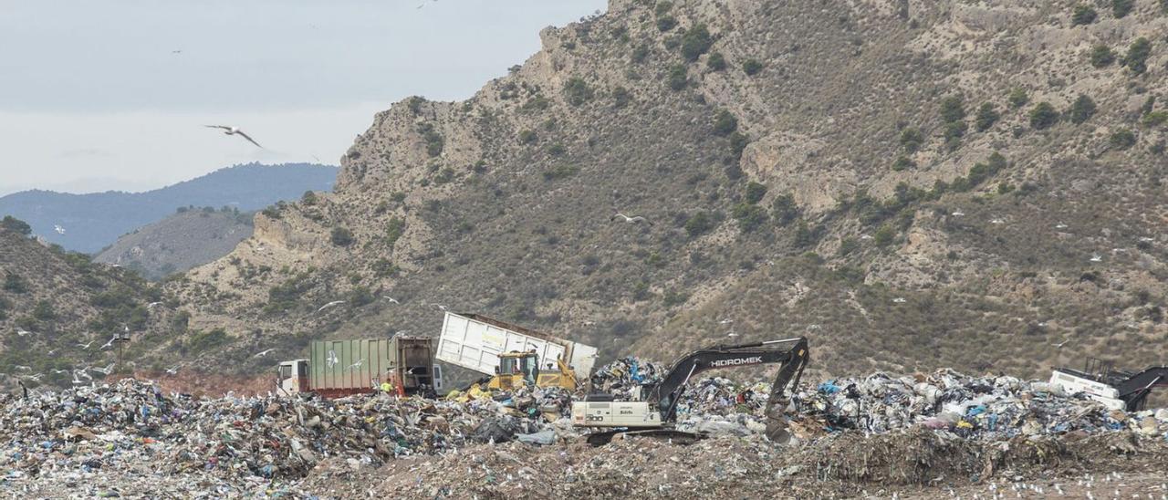 Panta de Xixona, a la que van a parar la mayor parte residuos de la Vega Baja. | ALEX DOMÍNGUEZ