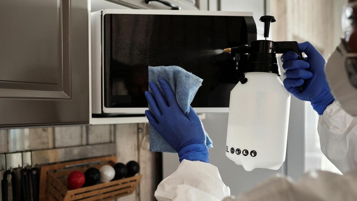 Estás limpiando mal el microondas: aprende cómo hacerlo bien y despídete de las bacterias y los malos olores