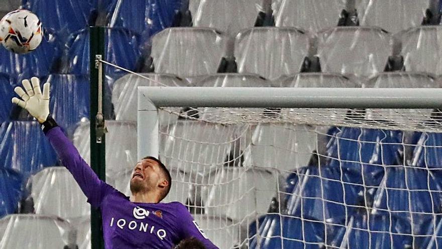 Remiro, guardameta de la Real Sociedad, evita un gol del Real Madrid. | fEfe