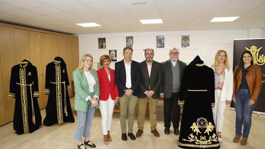 La Hermandad de la Curia de Lorca amplía su patrimonio con una nueva túnica bordada en oro