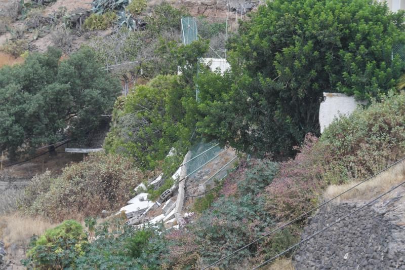 Muro caído del Colegio Publico del barrio teldense de La Higuera Canaria