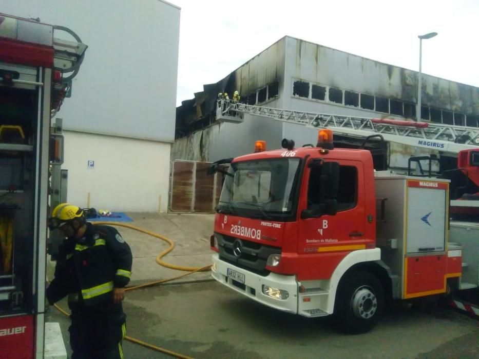 Incendio en una nave industrial de sa Pobla