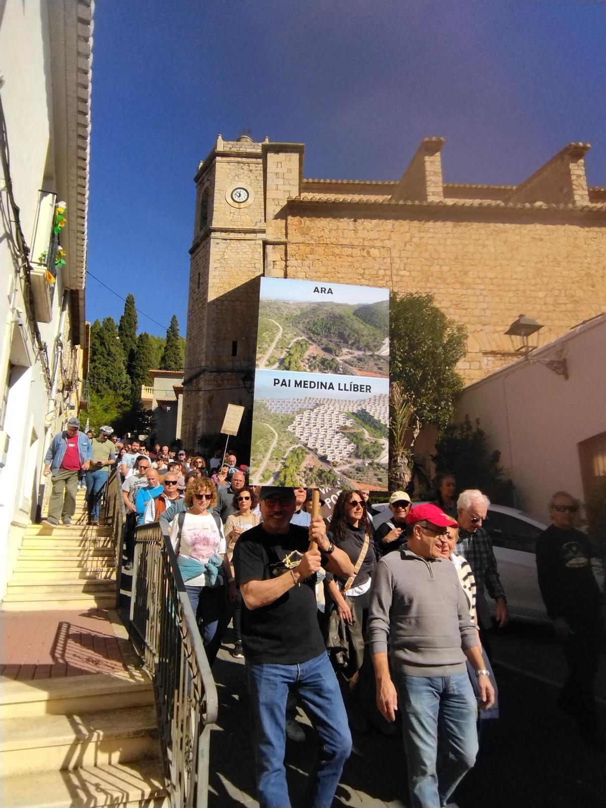 Los manifestantes pasan ante la iglesia