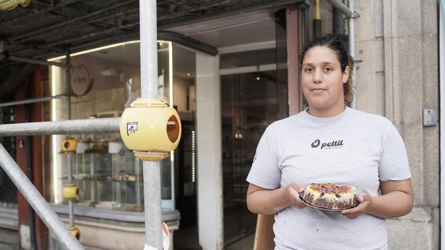 La pastelería de A Coruña oculta por un andamio desde hace cinco años: "La gente nos encuentra por el olor"