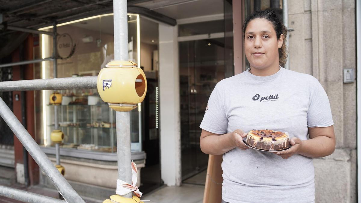 Rosa Cerchar, junto al andamio que tapa la entrada de su pastelería frente a la plaza de Pontevedra.