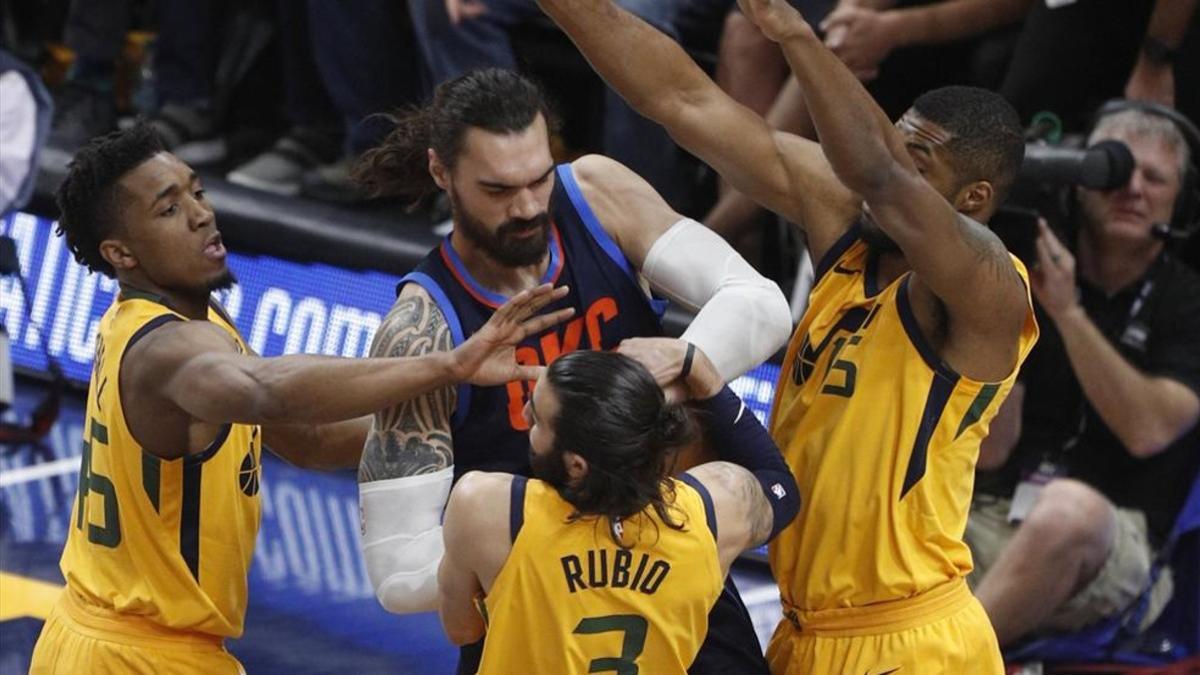 Adams, rodeado de defensores de Utah, entre ellos, Ricky Rubio