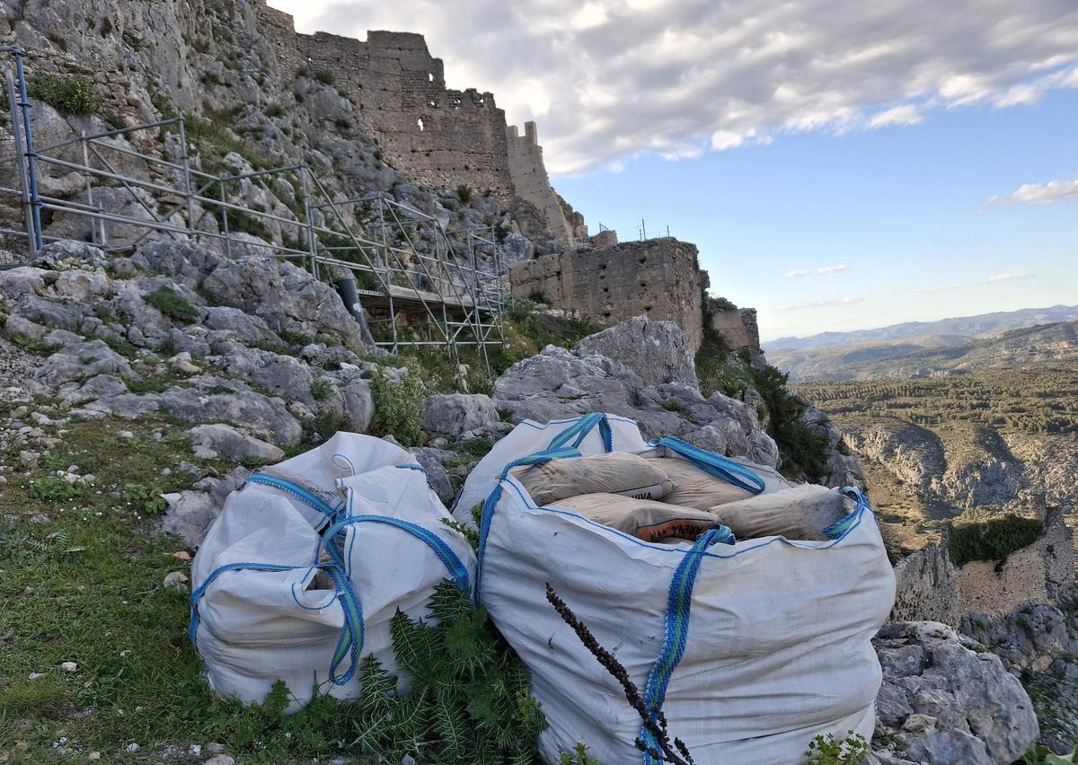 Sacas de materiales, en la ladera del impresionante castillo