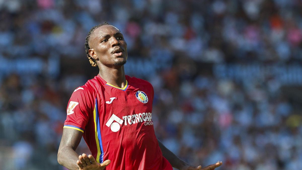 El delantero nigeriano del Getafe Christantus Uche celebra tras marcar su gol al Celta de Vigo
