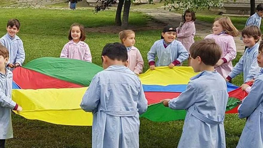 Un grupo de niños del Meres, durante una actividad de psicomotricidad.