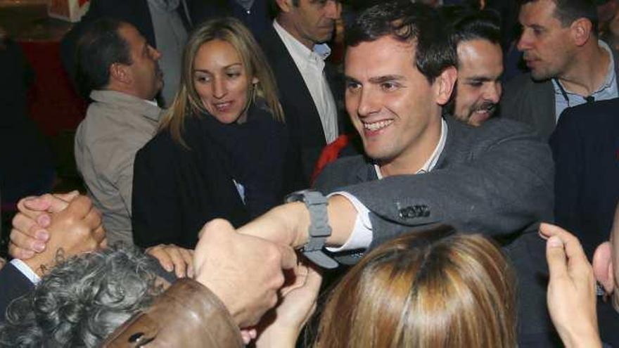 Los simpatizantes de Ciudadanos reciben a Rivera al grito de &quot;¡ese Naranjito!&quot;