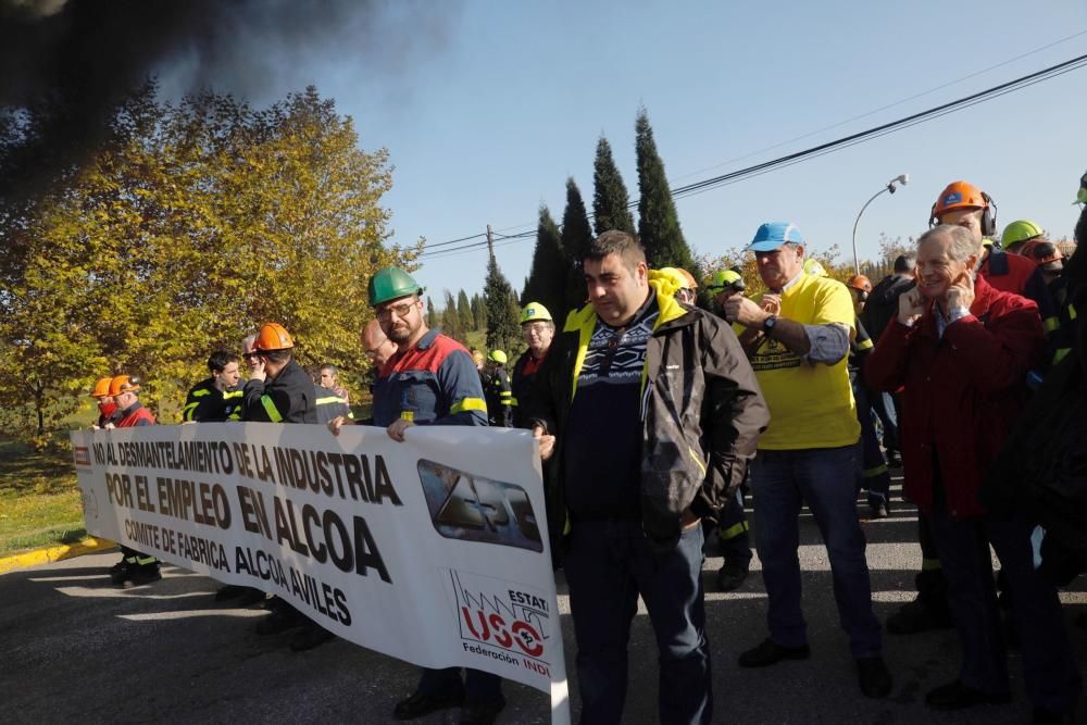 Barricada a las puertas de Alcoa: los trabajadores se concentran delante de la fábrica