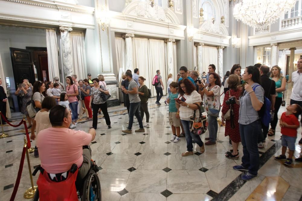 Visita a la Real Senyera en el Ayuntamiento