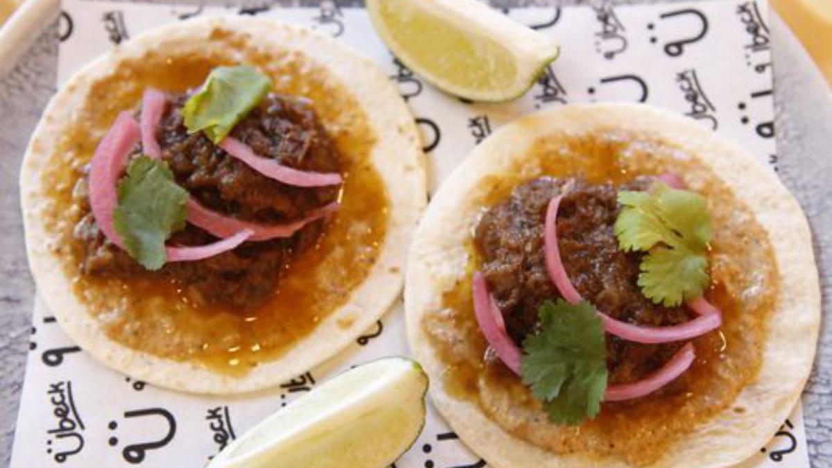 Taco mit pikantem Schweinebäckchen-Fleisch. 