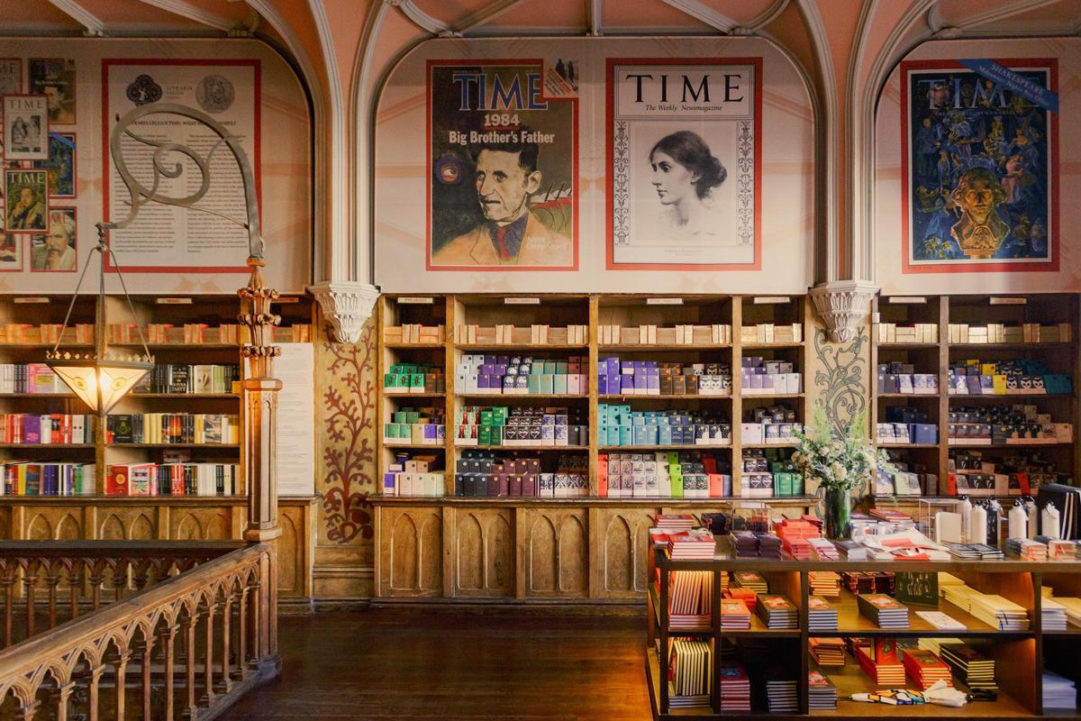 Algunos de los estantes de la Livraria Lello.