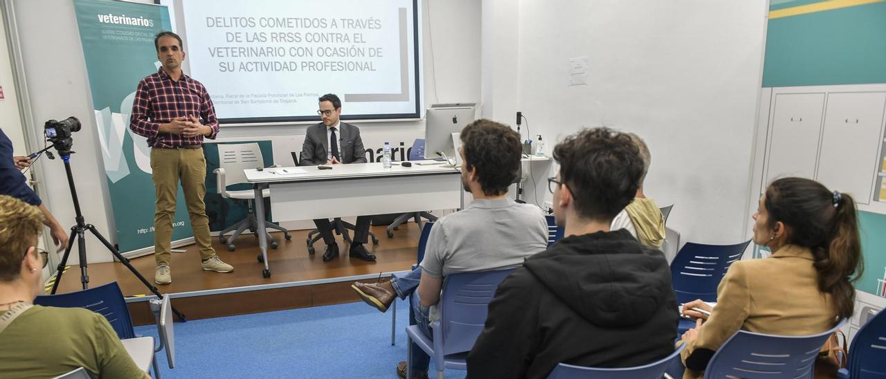 El fiscal Erik Quintana, sentado de frente, durante su ponencia en el Colegio de Veterinarios de Las Palmas