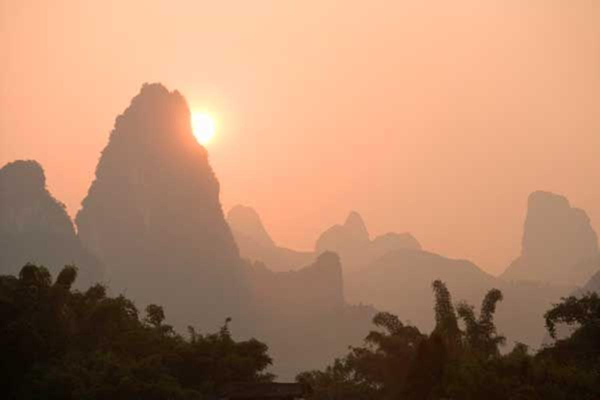 Atardecer entre las colinas del río Li.