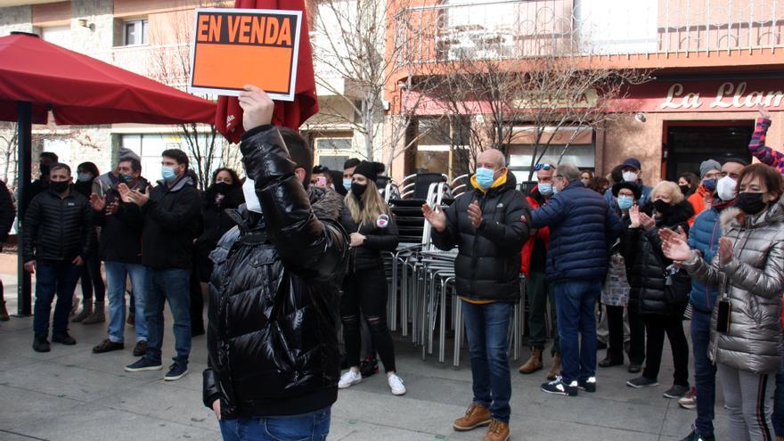 Manifestantes del sector de la restauración de la Cerdanya ante el ayuntamiento de Puigcerdà