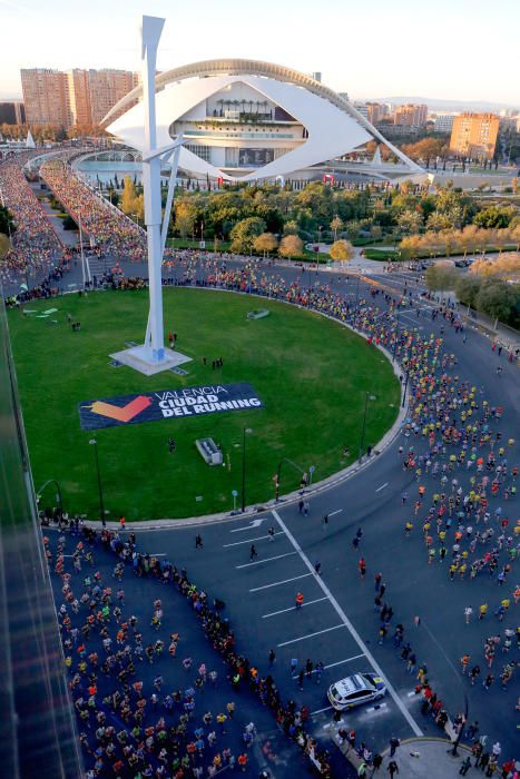 Imágenes de la salida del Maratón Valencia 2018