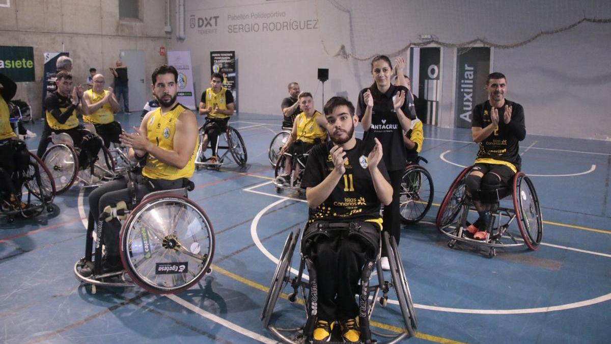La plantilla del Adein celebra una de las victorias en casa.