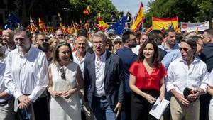 (I-D) Mariano Rajoy, Cuca Gamarra, Alberto Núñez Feijóo, Isabel Díaz Ayuso y José María Aznar, durante una manifestación del PP, en la Puerta de Alcalá, a 26 de mayo de 2024, en Madrid.