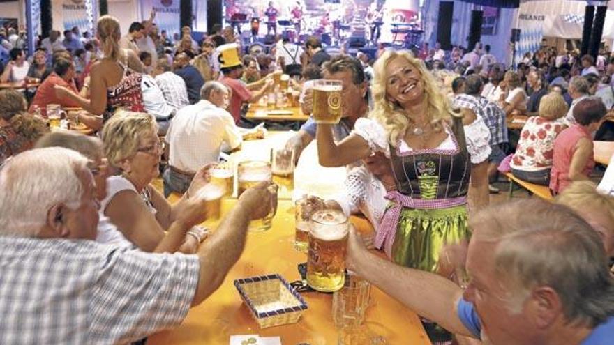 Ein Prosit: Auf der Insel geht es vielerorts vom Strand direkt ins Bierzelt