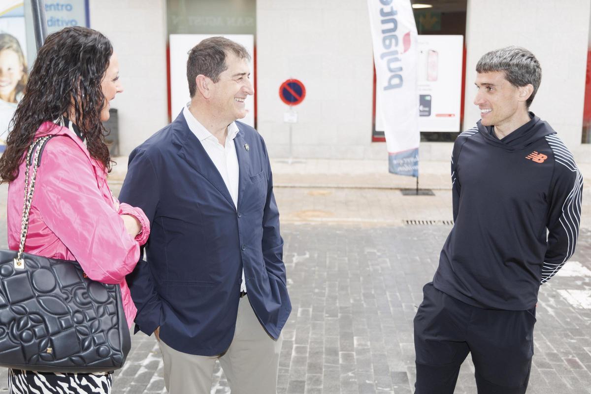 Mariano García, campeón del mundo de atletismo, con Juana María Martínez, alcaldesa de Fuente Álamo, y Patricio Pujante, consejero de Grupo Pujante