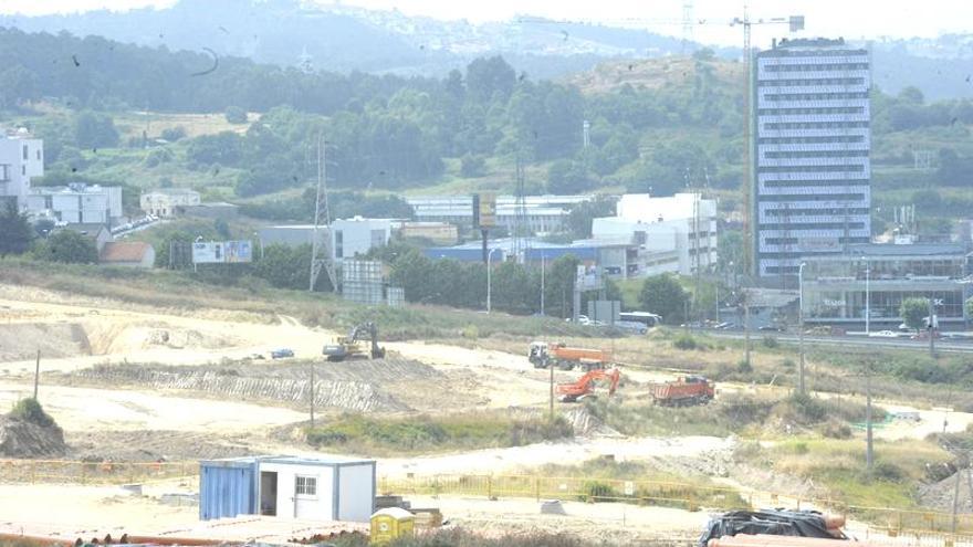 Camiones y máquinas trabajan en la urbanización del parque ofimático. | víctor echave