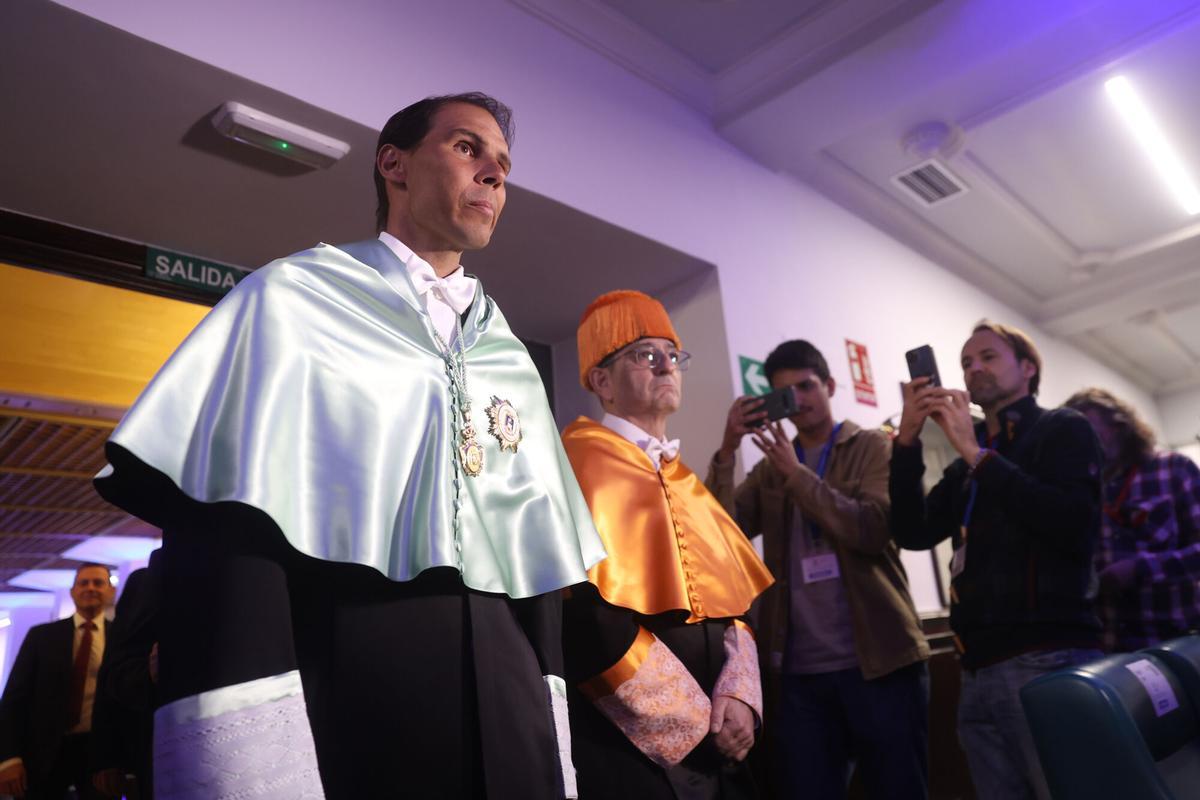 El tenista Rafa Nadal (i) es investido como Doctor Honoris Causa de la Universidad Politécnica de Madrid este martes.