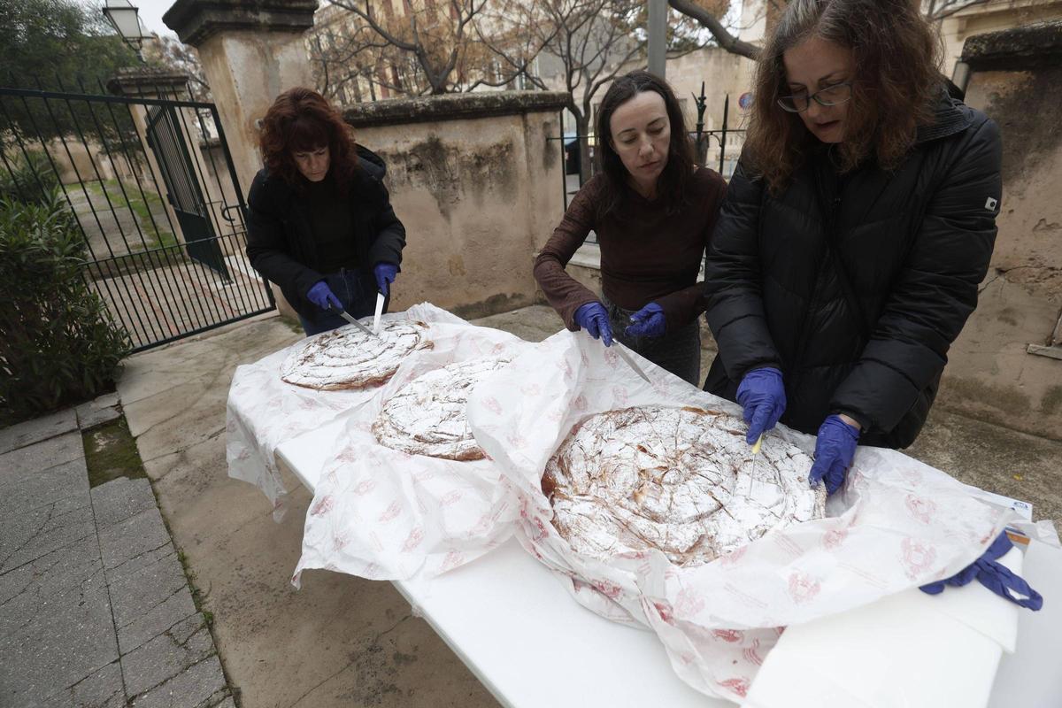 Grandes ensaimadas esperaban a la salida de la parroquia.