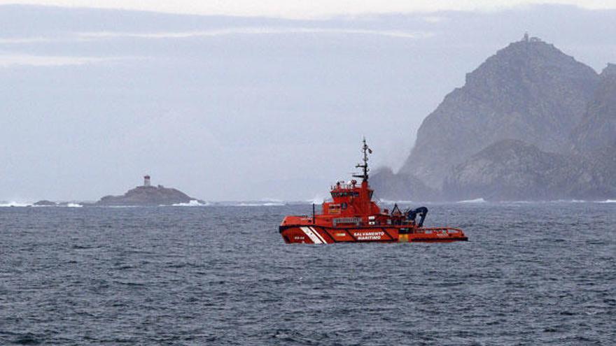 Una embarcación busca a los marineros del &#039;Látigo&#039; // R. Grobas