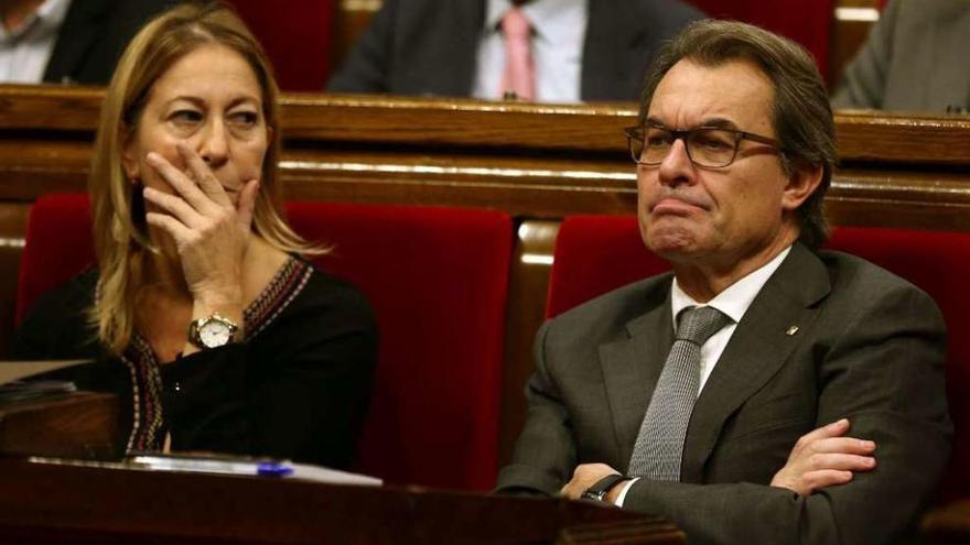 Mas, junto a la &quot;número dos&quot; del Gobierno catalán en funciones, Neus Munté, ayer, durante la sesión.  // Efe