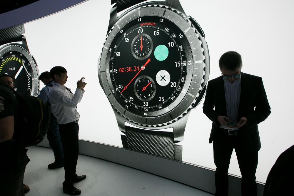 La tecnológica coreana Samsung presentó hoy en Berlín su nuevo reloj inteligente, el Gear S3, circular y en acero.