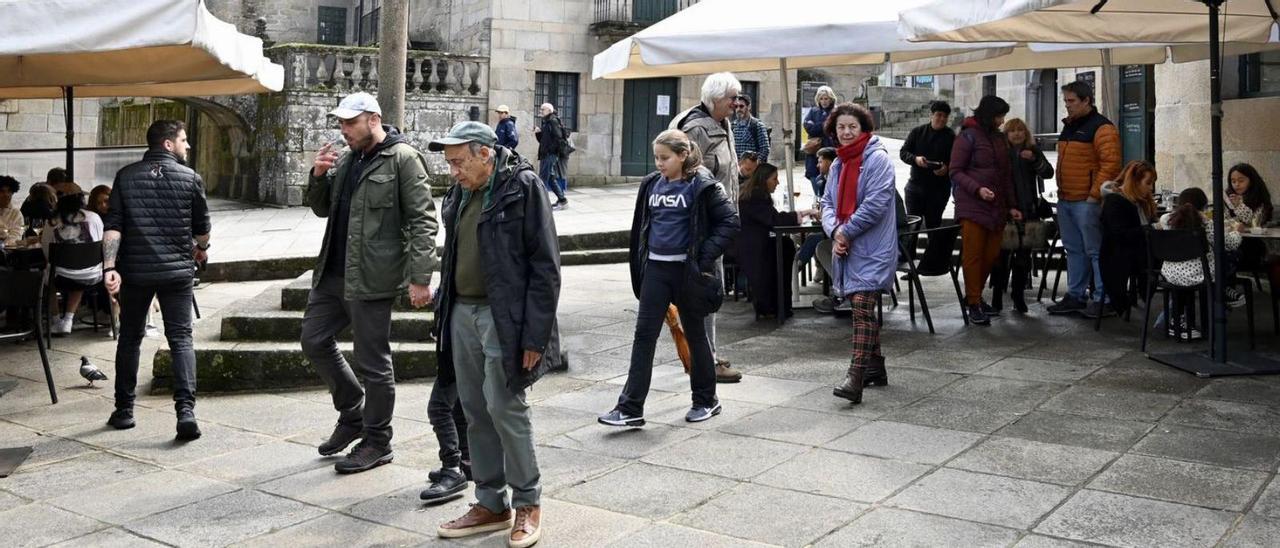Turistas en las terrazas de los bares de la Praza da Leña el pasado Miércoles Santo.